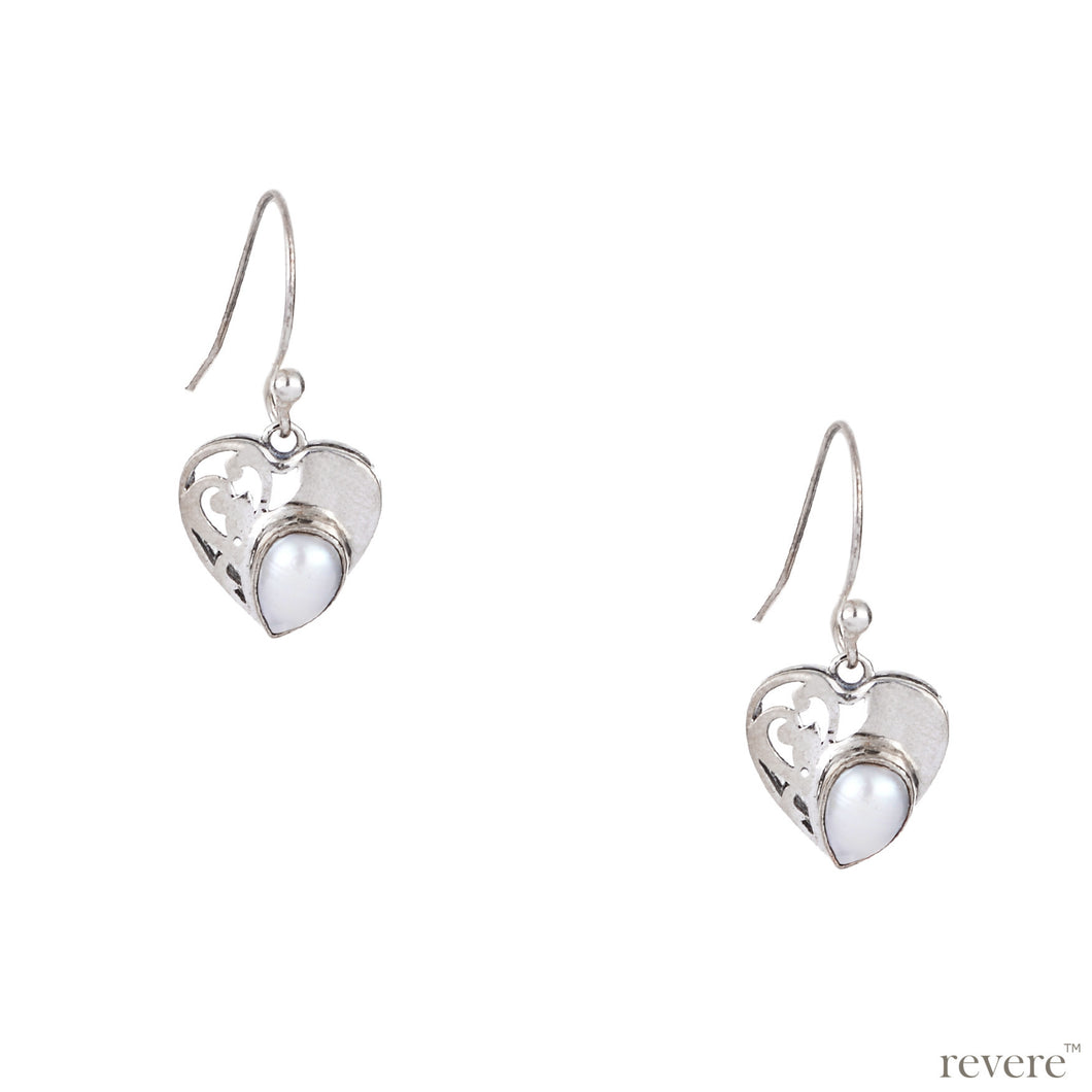 Featuring a sterling silver filigree engraved heart pendant embellished with a white freshwater pearl. A timeless classic indeed!