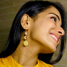 Load image into Gallery viewer, Ahana earrings | Lemon Topaz | Pearl | 18k gold plated
