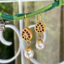 Load image into Gallery viewer, Libni earrings | Pearl | 18k gold plated
