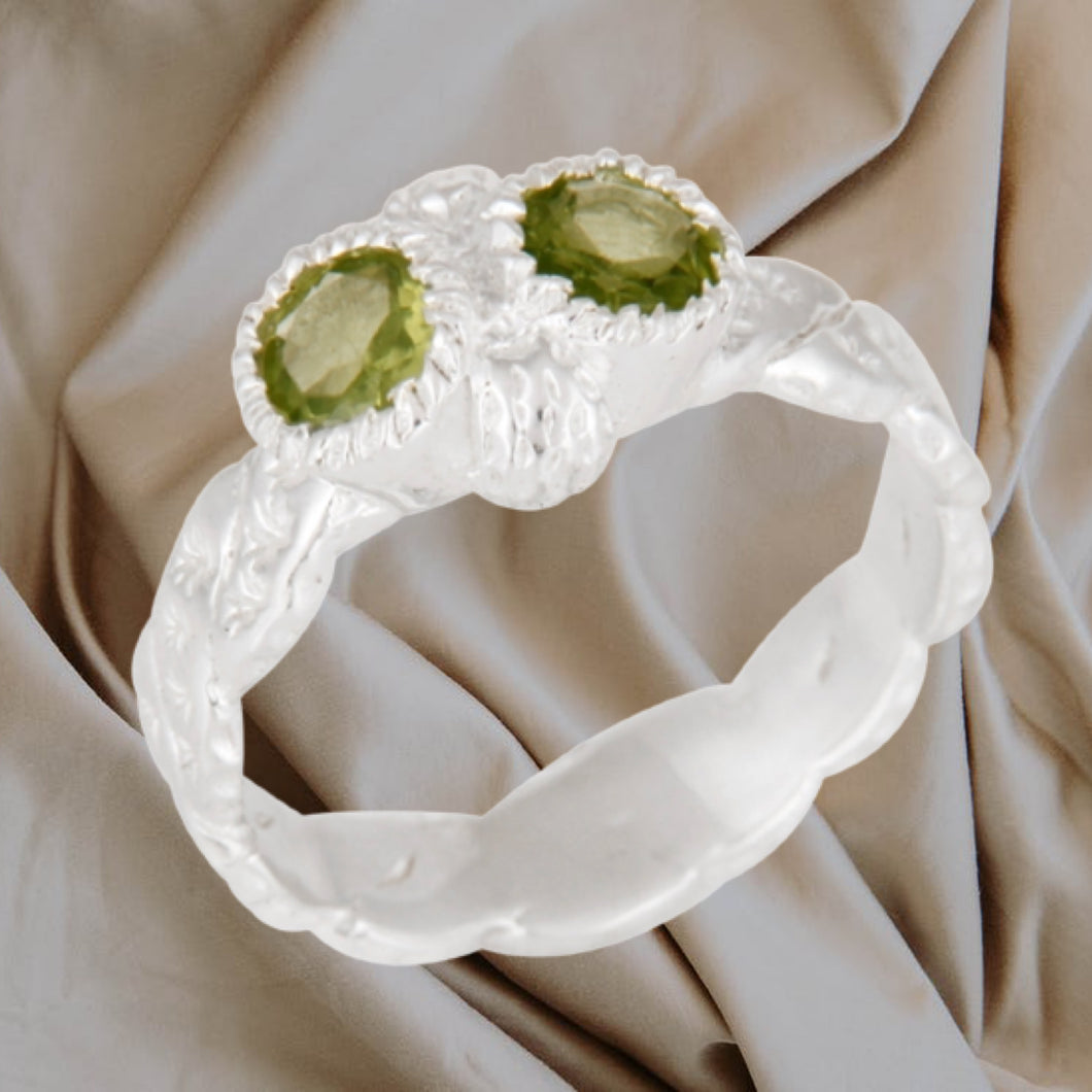 Pihu ring | Peridot